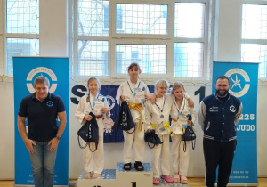 Zawodniczki stoją na podium podczas dekoracji medalami.