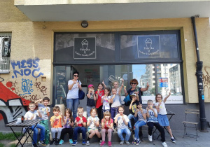 Zdjęcie grupowe klasy 1b przed lodziarnią.