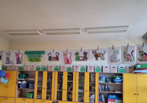 W klasie wisza na sznurku prace wykonane z okazji Światowegp Dnia Kota.