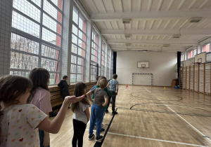 Uczniowie w oczekiwaniu na konkurencję sportową.
