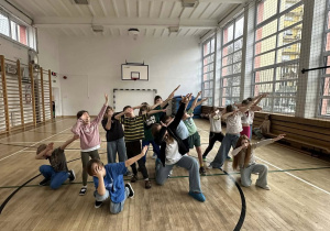 Dzieci po zakończonym turnieju sportowym pozują do grupowego zdjęcia.