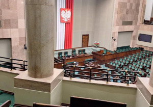 Dzieci zwiedzają salę plenarną.