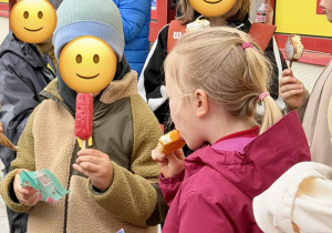 Dzieci jedzą lody.