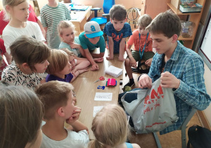 Uczniowie uważnie słuchają instrukcji wykonywania witraży.