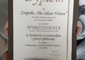 Uczniowie prezentują dyplom - wyróżnienie.