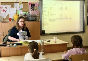 Wolontariuszka rozpoczęła spotkanie od informacji o celach fundacji.