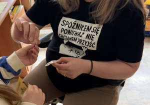 Na zakończenie spotkania Pani Malwina rozdaje dzieciom naklejki.