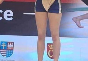 Zawodniczka stoi na podium podczas dekoracji medalami.