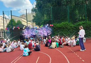 Rozpoczęcie imprezy sportowej. Uczniowie spotkały się na boisku.