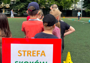Strefa skoków - zadaniami uczniów jest wykonanie skoków w worku i na gumowej piłce z uszami.