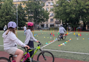 Uczeń zdaje ezgzamin pod czujnym okiem Pani Agnieszki.