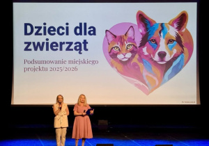 Organizatorki projektu rozpoczynają galę na zakończenie projektu.