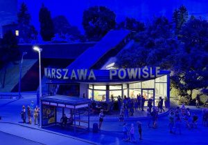 Makieta przedstawiająca bar "Warszawa Powiśle" w nocy.