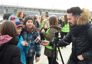 Redaktor Radia "Eska" przeprowadza wywiad z uczniami.Liczba pi.