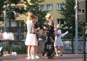 Pani Dyrektor wręcza nagrody książkowe.