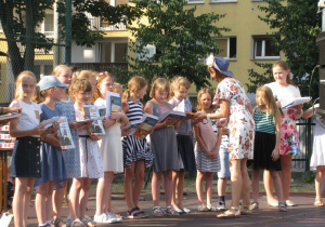 Wychowawcy klas wręczają nagrody najlepszym uczniom.