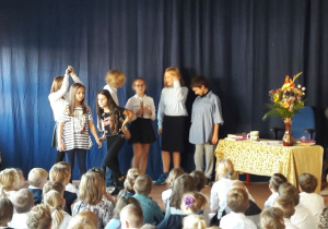 Kabaret z okazji Dnia Komisji Edukacji Narodowej odbył się na szkolnym korytarzu.