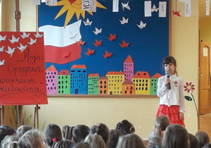 Uczestniczka konkursu recytuje wiersz.