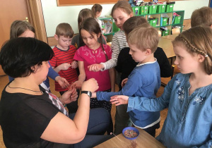 Uczniowie podczas zajęć z ozdób z drutu miedzianego.