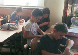 Uczniowie podczas zajęć z kolorowych witraży.