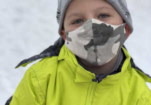 Mateusz podczas zabawy na śniegu.