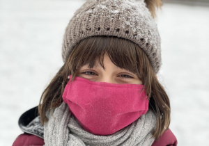 Michalina podczas zabawy na śniegu.