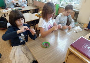 Uczniowie wykonują wyroby z drutu miedzianego.