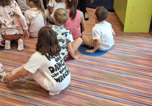 Uczniowie słuchają zasad, które obowiązują w sali zabaw.