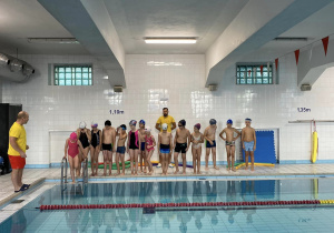 Uczniowie słuchają zasad korzystania z pływalni i basenu.