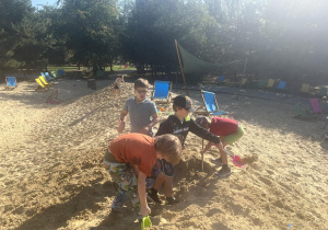 Chłopcy kopią dół w strefie „Gorących piasków”.