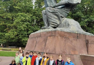 Krótka przerwa na zdjęcie grupowe pod pomnikiem Chopina.
