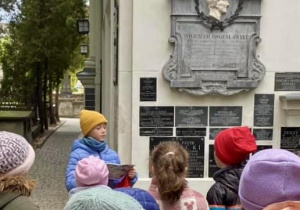 Uczniowie zatrzymali się przy nagrobku Wojciecha Bogusławskiego.