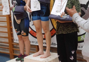 Agata i Kasia stoją na podium podczas dekoracji medalami.