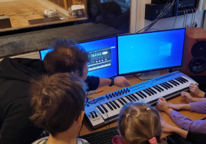 Reżysernia dźwiękowa - dzieci w roli inżynierów dźwięku zgłębiają tajniki instrumentów wirtualnych sterowanych za pomocą kontrolerów klawiszowych MIDI (jeden z nich stoi przed monitorami).