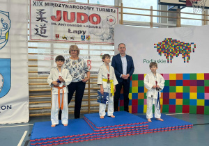 Tadeusz z klasy 5b, na podium podczas dekoracji medalami, zdobył drugie miejsce.