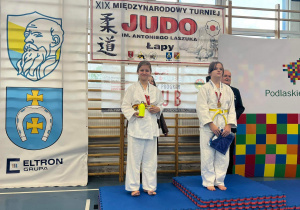 Zuzanna z klasy 5b, na podium podczas dekoracji medalami, zdobyła drugie miejsce.