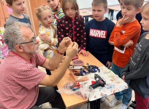 Zajęcia z metolaplastyki - tworzenie drzewek szczęścia i biżuterii.