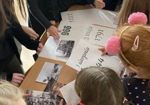 Grupa uczniów próbuje rozwiązać zadanie - znalezienie odpowiedzi na pytania związane z historią Polski.