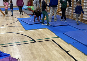 Nauczyciele przygotowali dla przyszłych pierwszaków zabawy sportowe, które odbyły sie w dużej sali gimnastycznej.