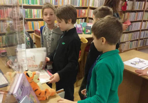 Pod koniec lekcji dzieci mogły pooglądać książki, które je zainteresowały.