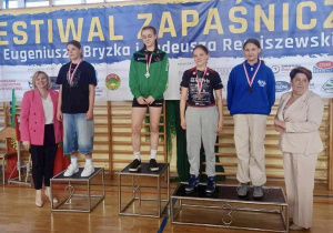 Kasia stoi na podium podczas dekoracji medalami.