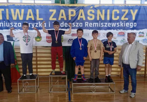 Karol stoi na podium podczas dekoracji medalami.