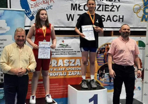 Kasia stoi na podium podczas dekoracji medalami.