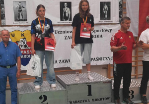 Kasia stoi na podium podczas dekoracji medalami.