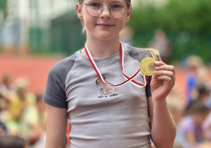 Uczennica podczas dekoracji medalami.