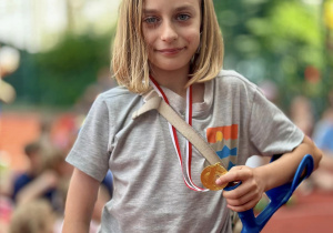 Kajtek podczas dekoracji medalami.