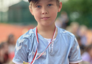 Uczeń podczas dekoracji medalami.