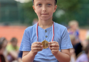 Uczeń podczas dekoracji medalami.