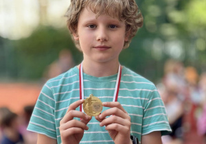 Tymon podczas dekoracji medalami.