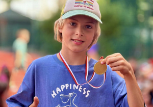 Leon podczas dekoracji medalami.